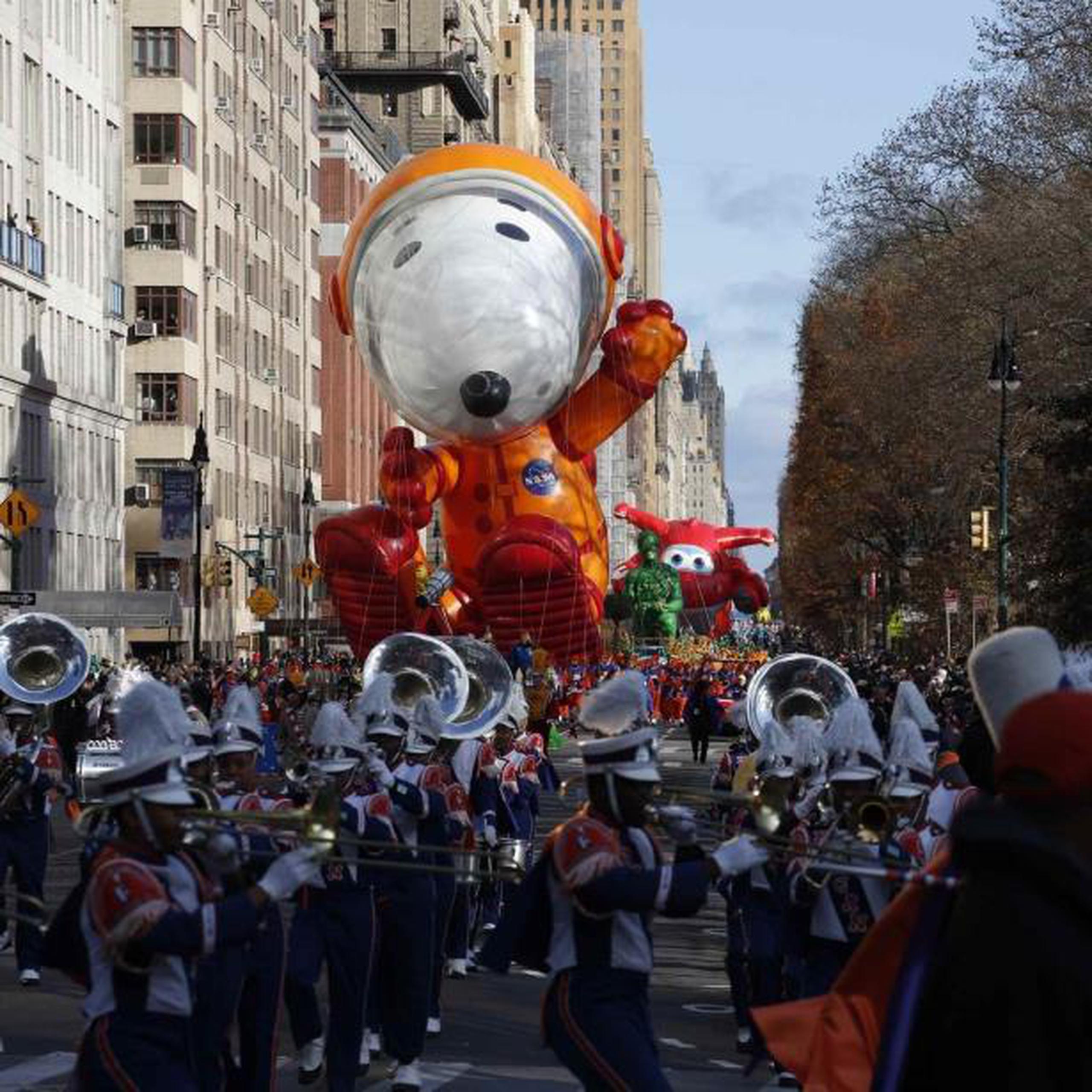 Los globos del desfile flotan entre un máximo de 55 pies y un mínimo de 10 pies de altura sobre la calle. (AP / Eduardo Muñoz Álvarez)