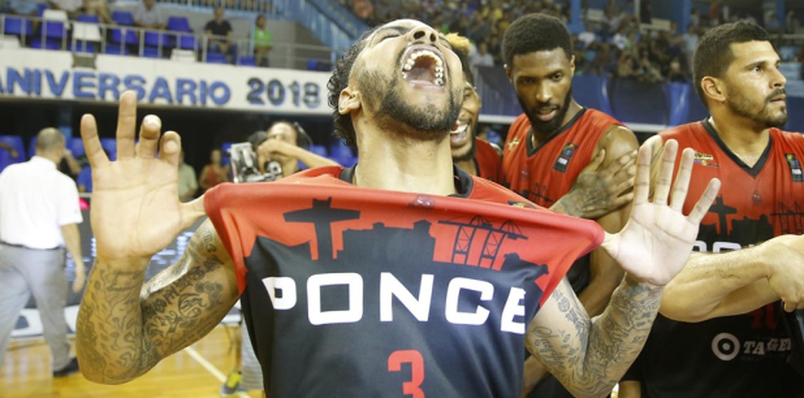 Mike Rosario celebra la victoria de los Leones. (FIBA)
