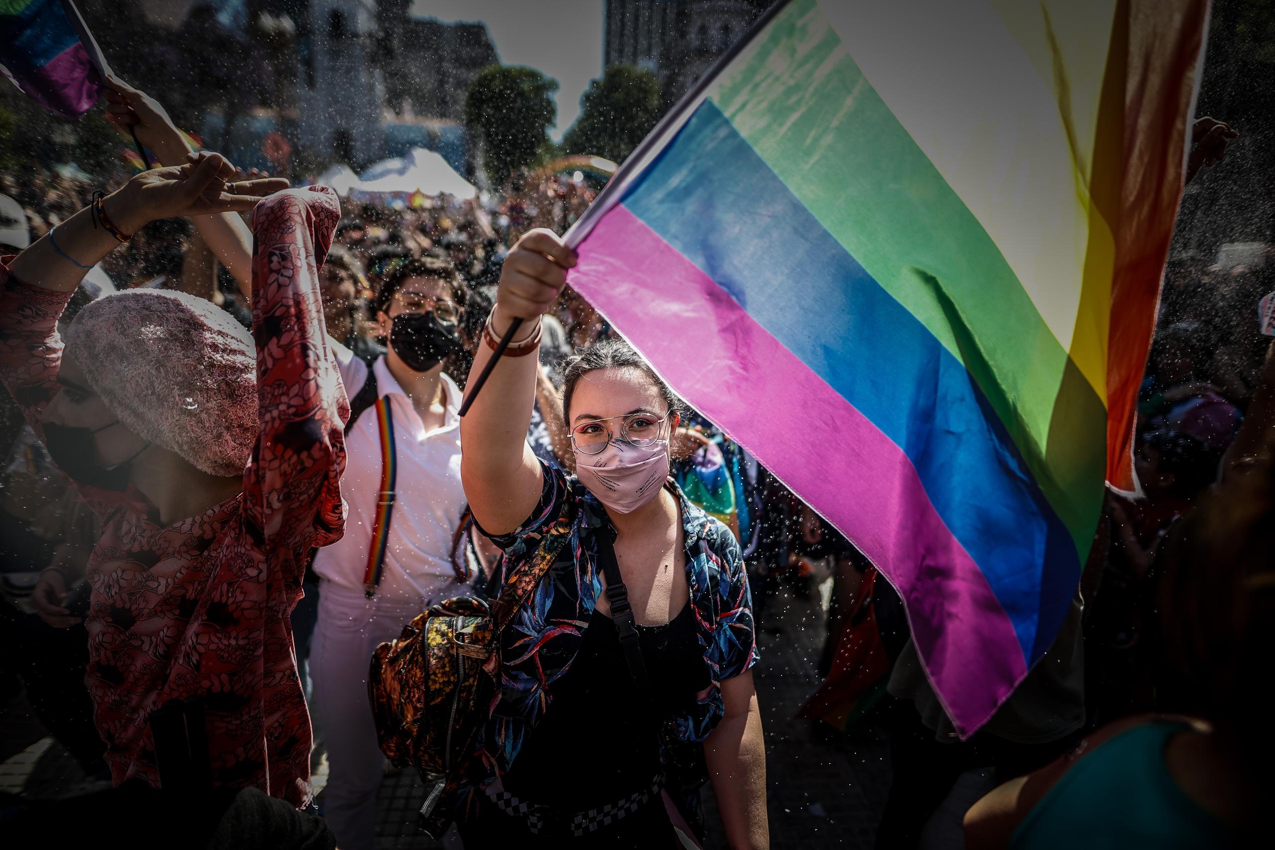 Participantes caminaron por la Plaza de Mayo en Buenos Aires para reclamar por una ley integral que proteja la vida de las personas trans.