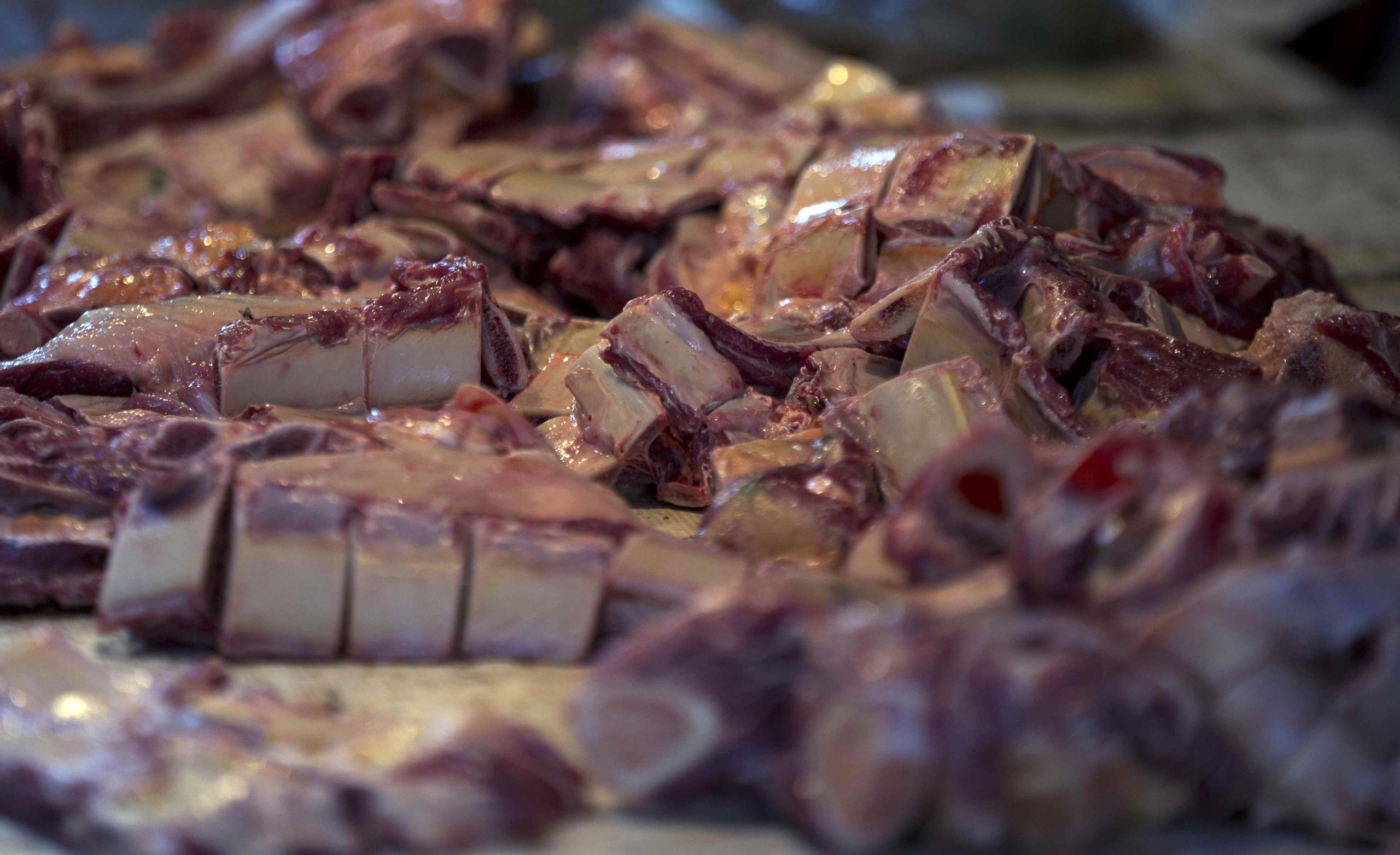 Pedazos de carne dañada que colocó un vendedor en un mercado de Maracaibo, Venezuela. (AP / Fernando Llano)