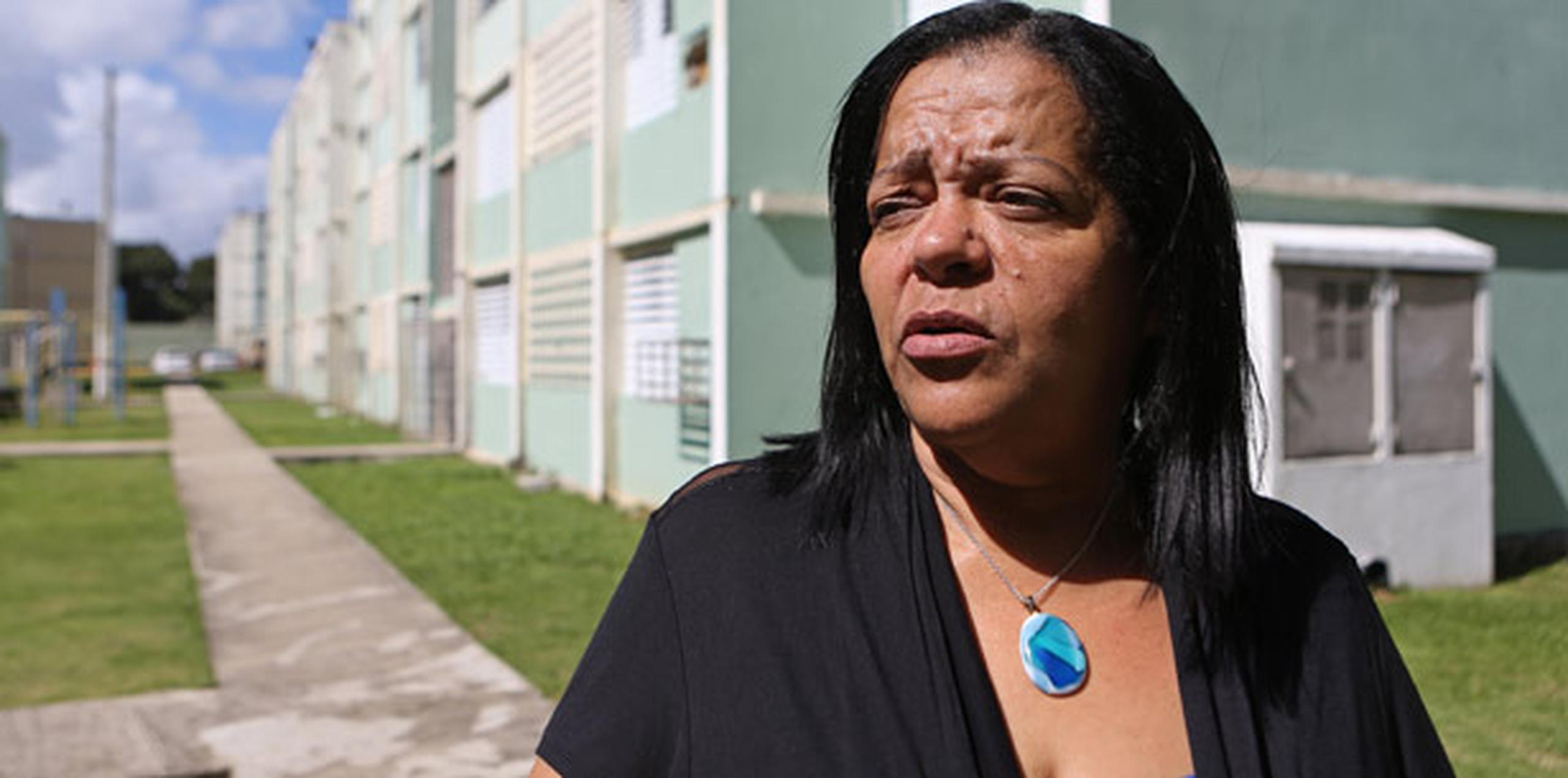 Carmen Berríos, líder comunitaria del residencial El Prado, no está de acuerdo con que obliguen a los vecinos del complejo de vivienda pública a retirar las piscinas.   (Archivo)