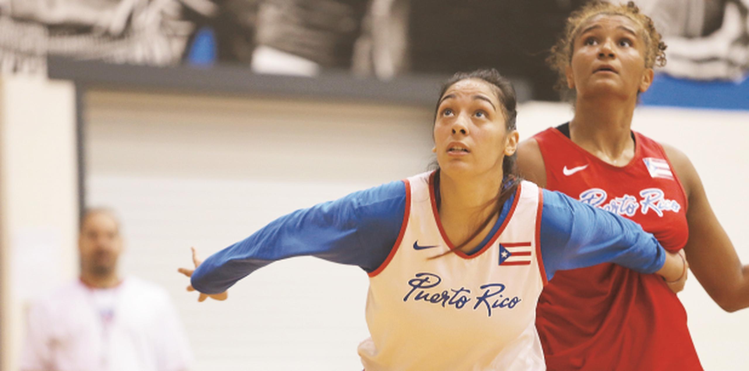 Angélica Bermúdez, con la camisa blanca, es una las principales jugadoras del combinado de Puerto Rico. (Archivo / juan.martinez@gfrmedia.com)