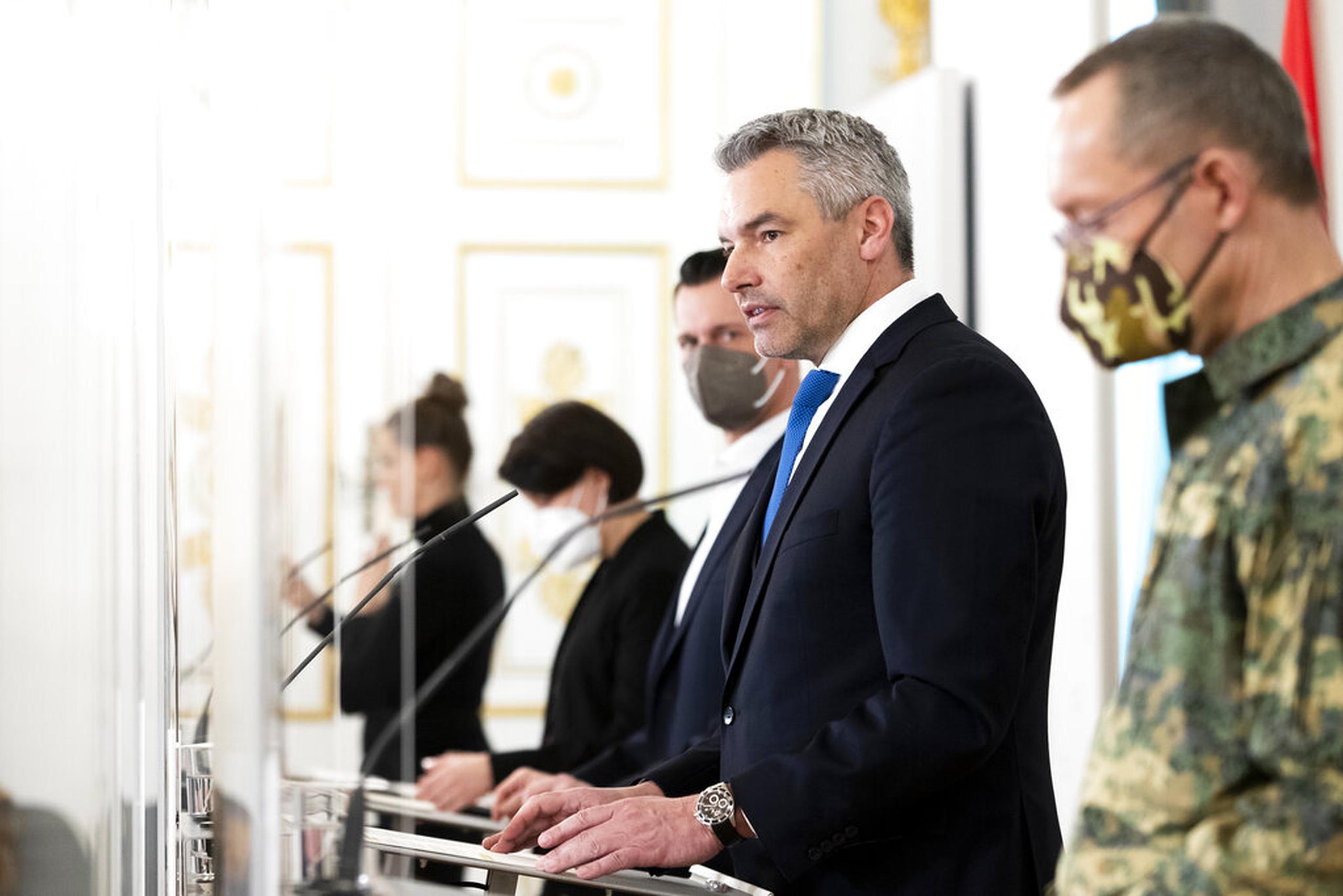El canciller de Austria, Karl Nehammer, presenta las nuevas regulaciones de COVID-19 en una conferencia de prensa en Viena el 16 de febrero de 2022.