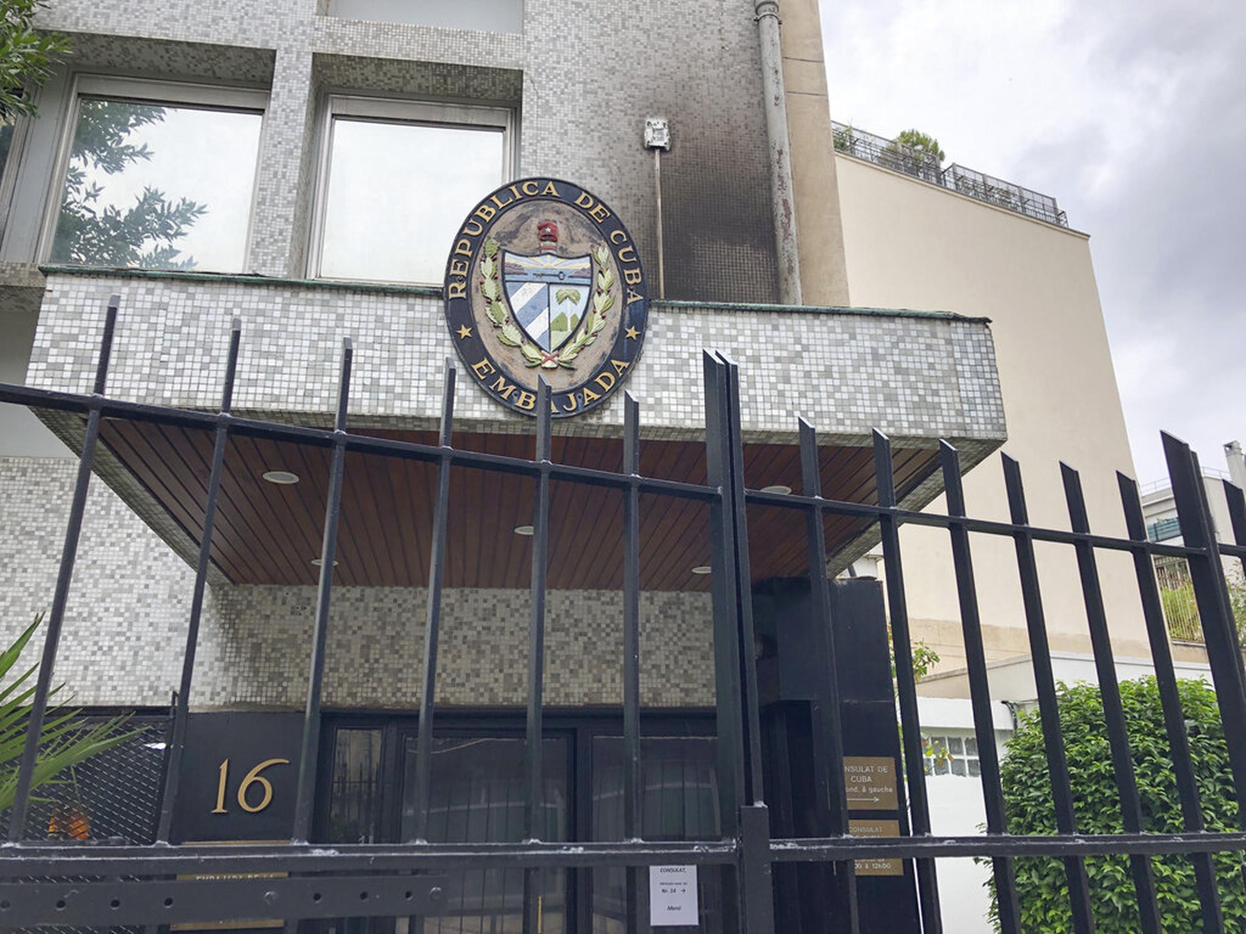 En la foto se muestra la entrada de la Embajada de Cuba que fue dañada en París.