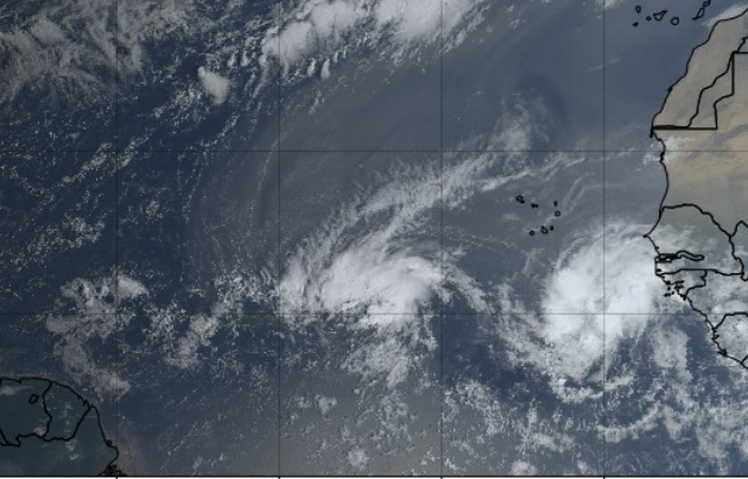 En la imagen la tormenta Sean y la fuerte onda tropical que recién salió de África.