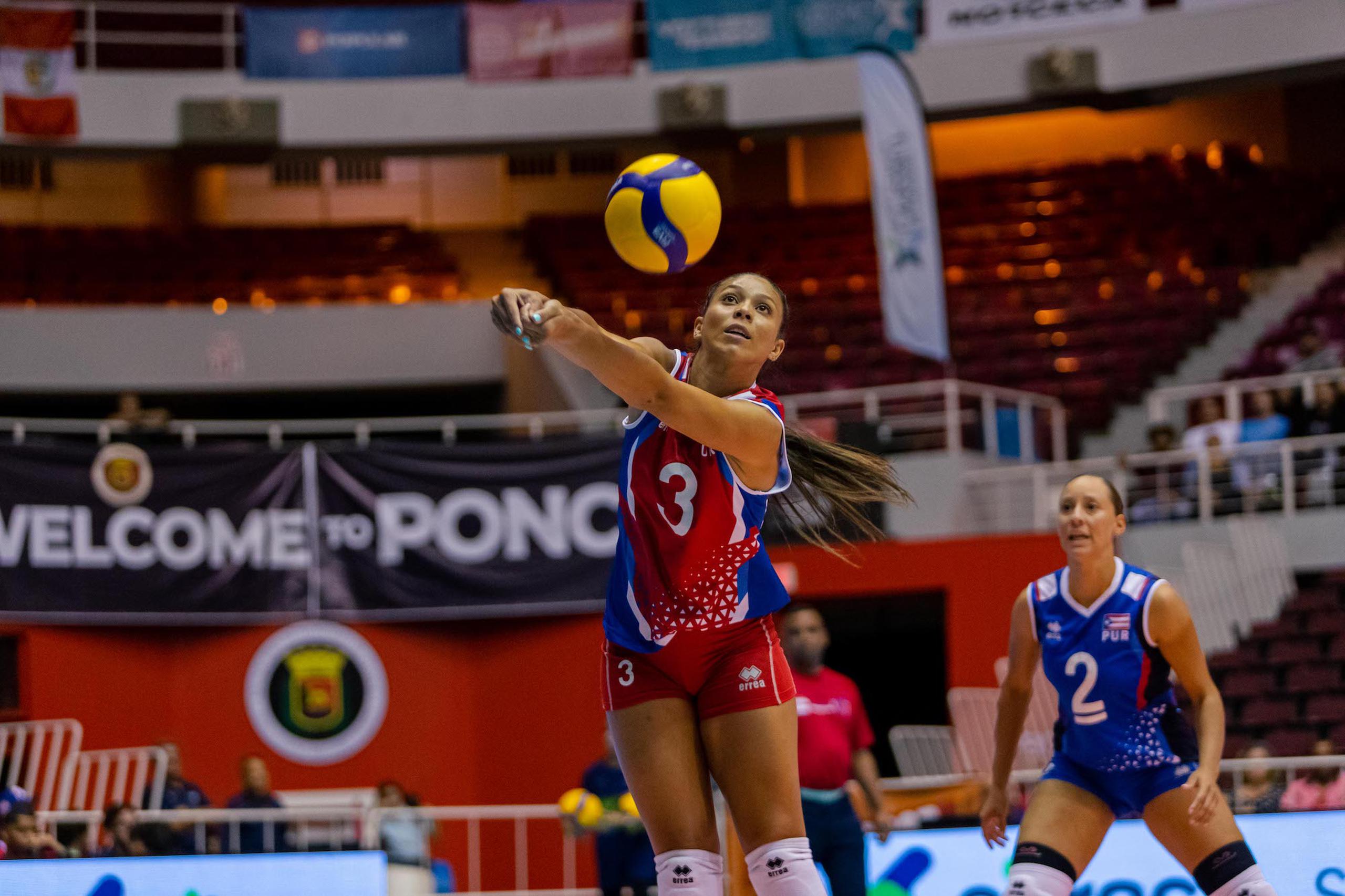 Dariana Hollingsworth devuelve un balón durante la acción en la Copa Panamericana celebrada en Ponce este año.
