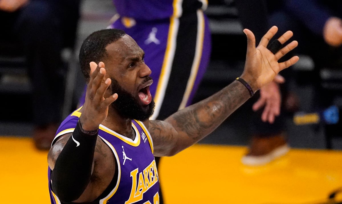 You won’t believe LeBron James’ “flop” played in a game against the Grizzlies