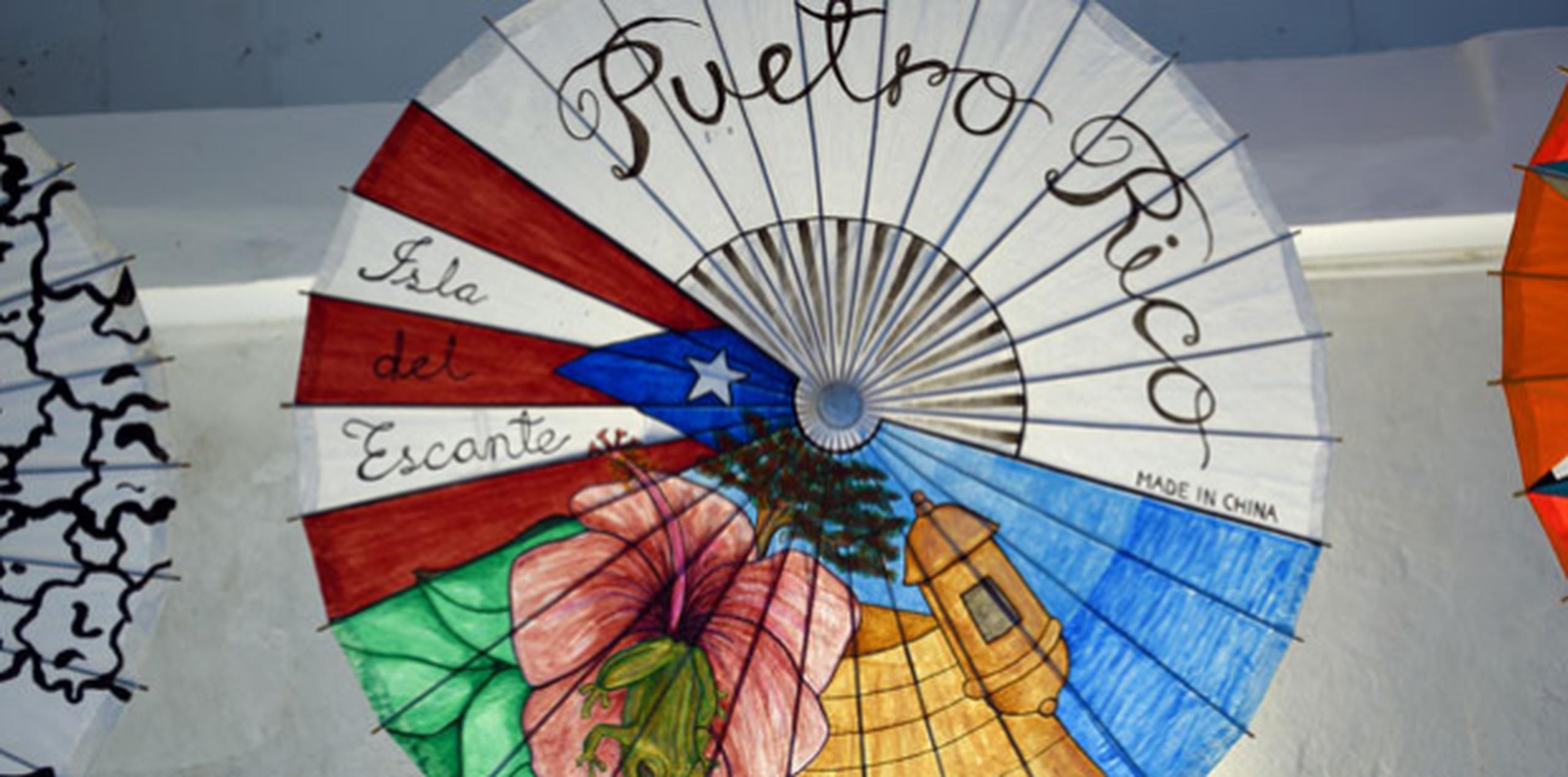 La muestra se compone de 44 sombrillas orientales que fueron intervenidas por 44 artistas puertorriqueños de diversas generaciones. (andre.kang@gfrmedia.com)