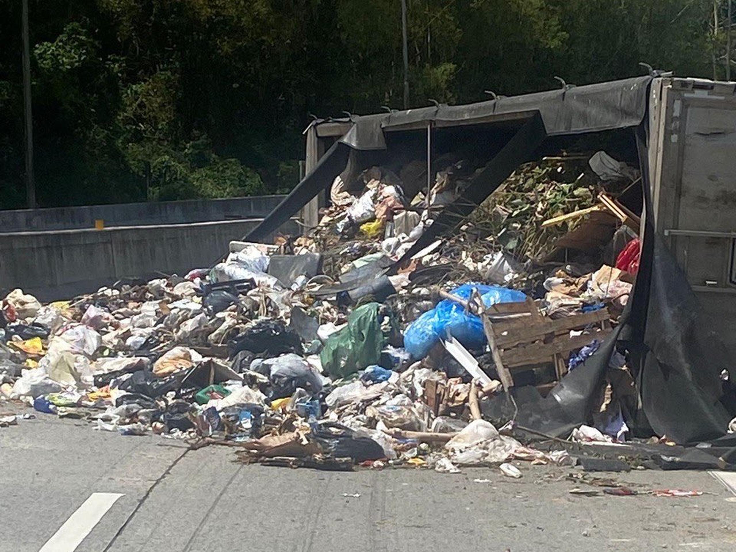 El camión volcado de basura se volcó en horas de la tarde en dirección de Guaynabo a Caguas, informó el DTOP.