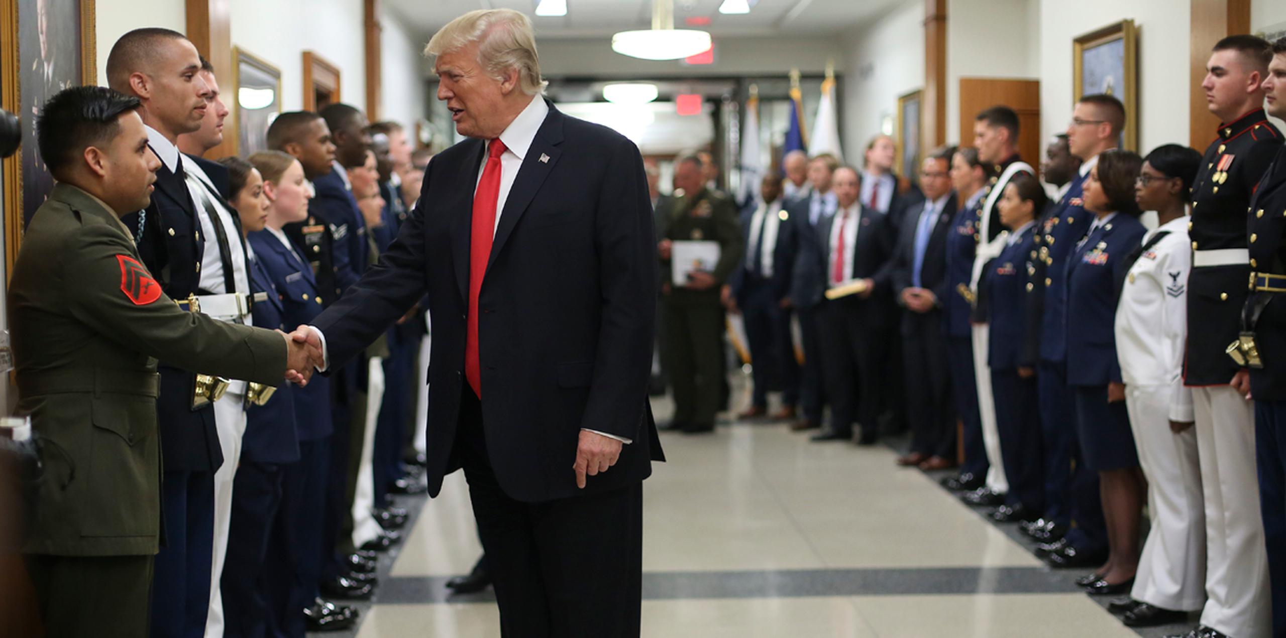 El presidente de Estados Unidos, Donald Trump, saluda a militares durante una visita al Pentágono. (AP)
