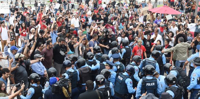 La Policía colocó vallas de seguridad en el área ya que se espera que, de un momento a otro, estudiantes en huelga de la Universidad de Puerto Rico se unan a la manifestación. (tony.zayas@gfrmedia.com)
