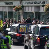 Coche fúnebre con restos de la reina Isabel II sale de Balmoral hacia Edimburgo 