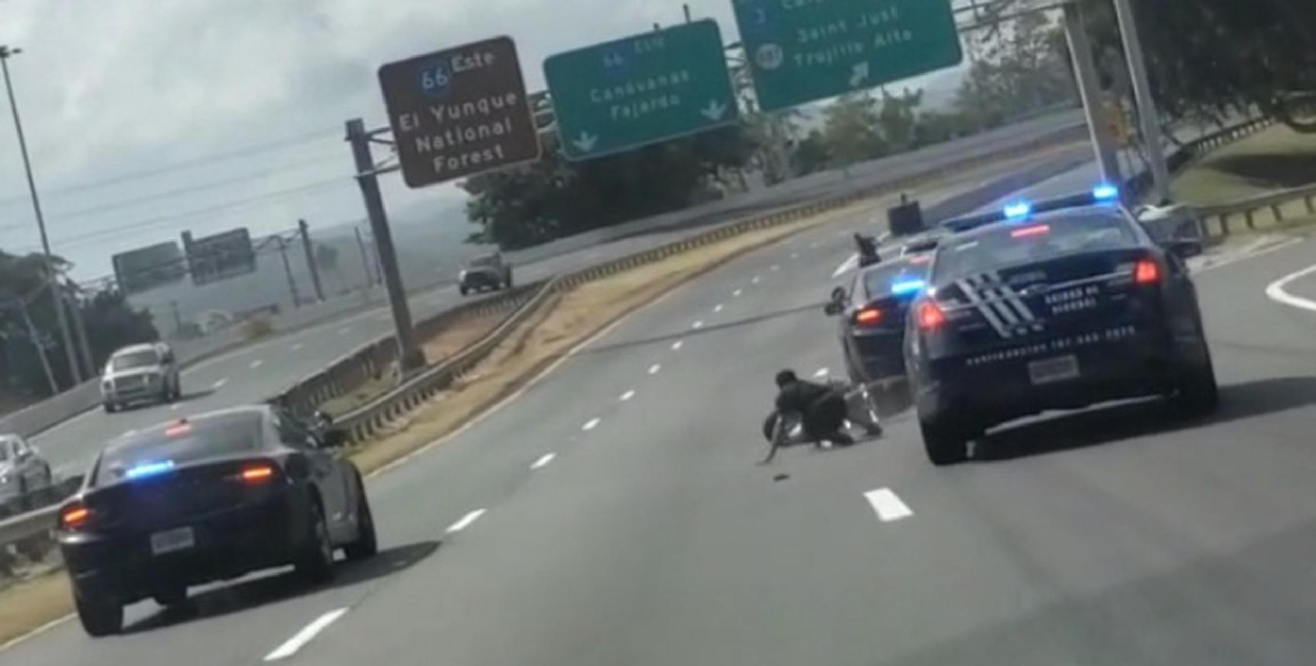 El motociclista que se negó a detenerse cayó al pavimento en medio de la persecución policíaca.