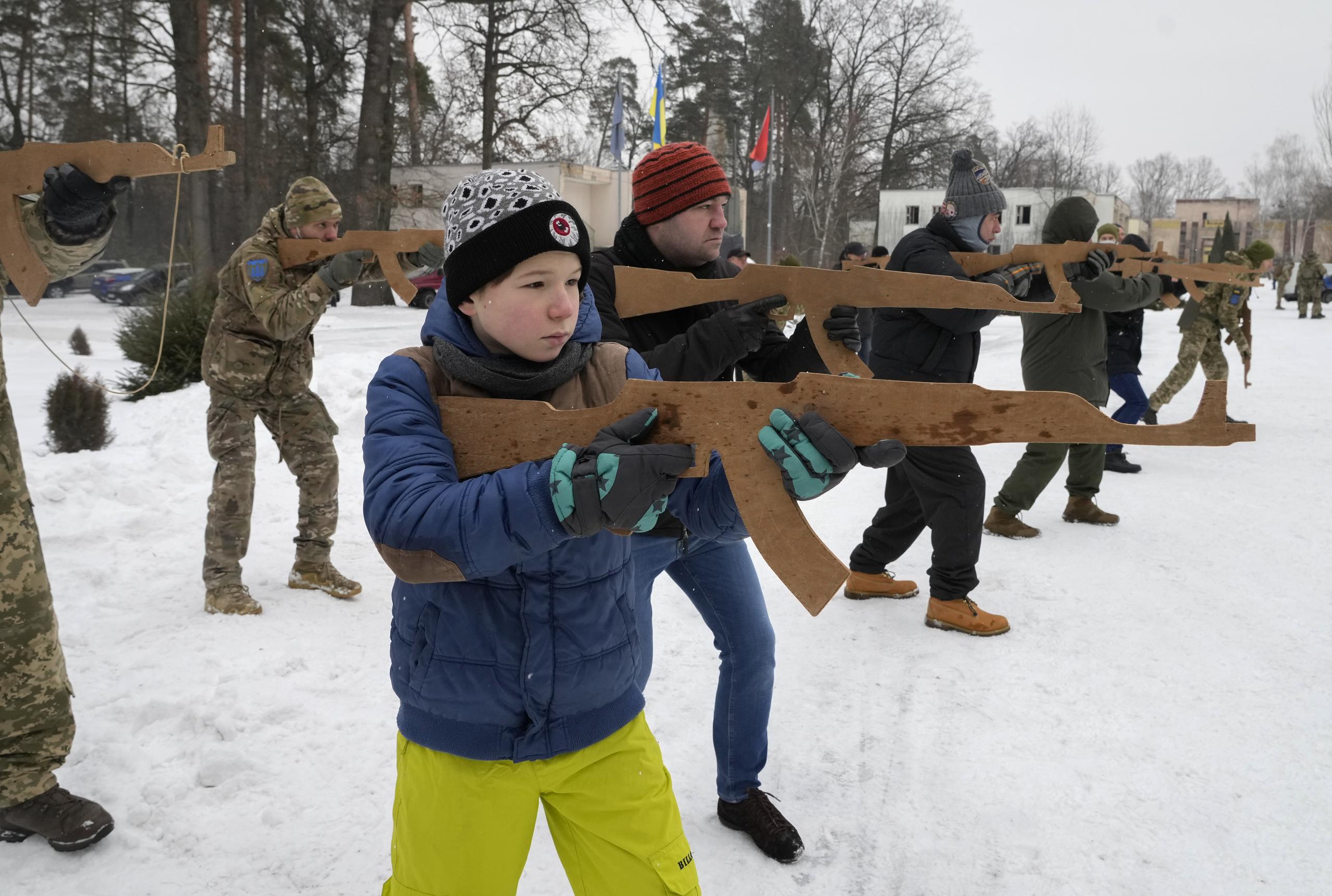 Yuri, de 12 años, entrena en el uso de rifles de asalto como parte de los cientos de civiles ucranianos que han comenzado a unirse desde las pasadas semanas a la reserva del ejército de su país.