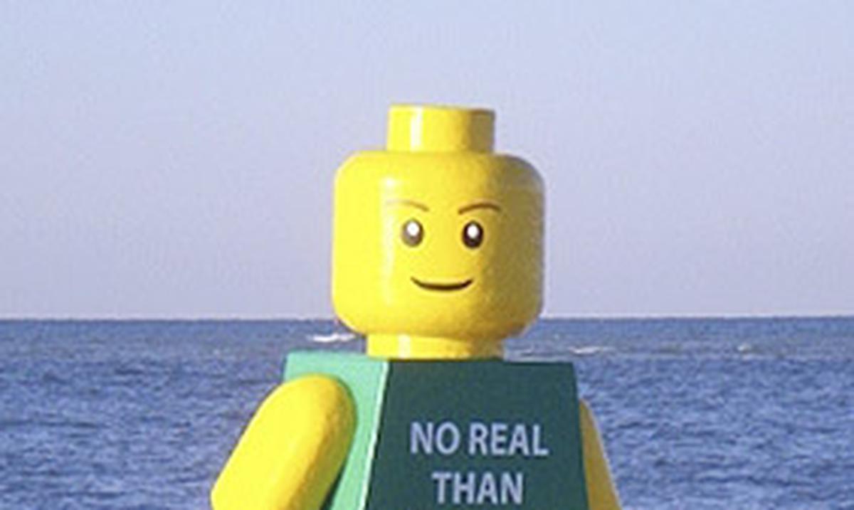 Aparece gigante mu eco Lego en playa de Florida Primera Hora