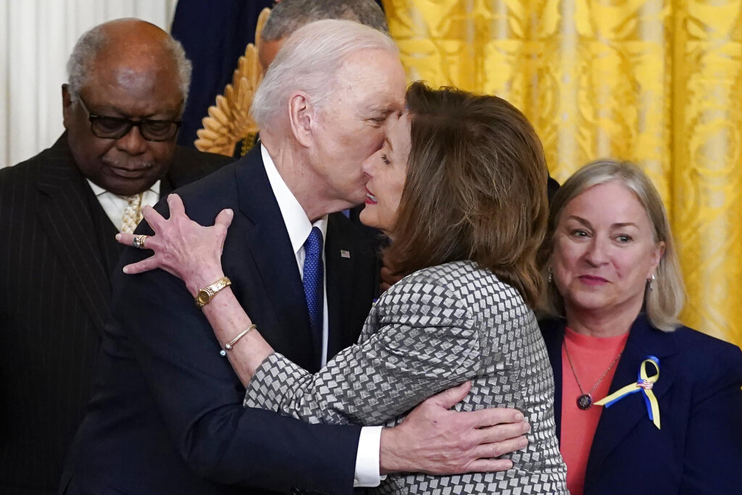El presidente Joe Biden besa a la presidenta de la Cámara de Representantes, Nancy Pelosi, durante un evento de la Ley del Cuidado de Salud a Bajo Precio en el Salón Este de la Casa Blanca el 5 de abril de 2022.