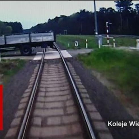 Chofer de tren corre hacia pasajeros para avisar que chocarán