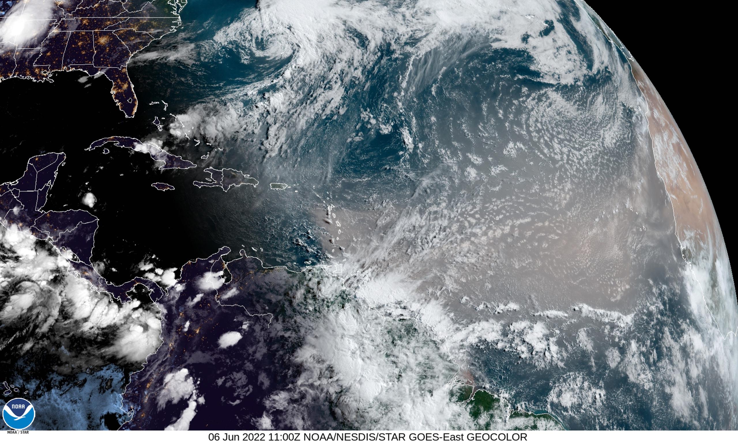 Imagen de satélite del 6 de junio de 2022 en la que se observa la nube de polvo del desierto del Sahara y la tormenta tropical Alex al norte lejos de Puerto Rico.