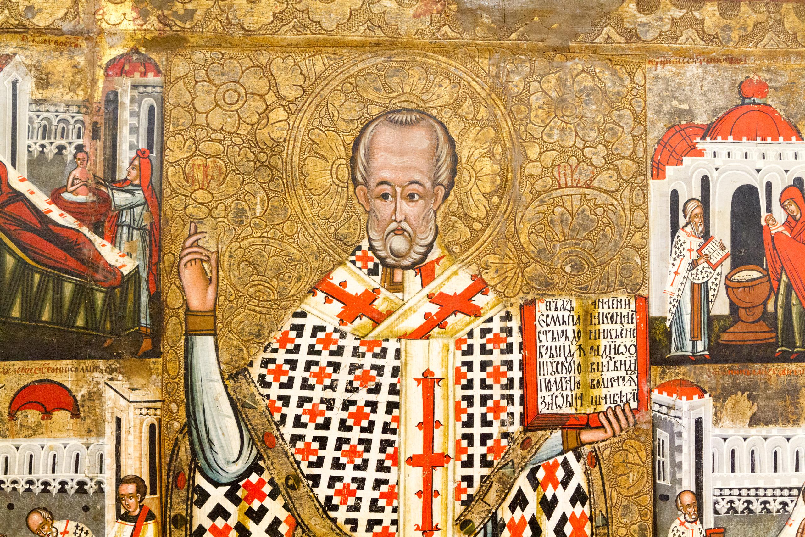 San Nicolás de Bari nació en el seno de una acomodada familia cristiana alrededor del año 270 d.C. en la ciudad griega de Patara (la actual costa sur de Turquía). Eligió ser sacerdote y luego se convirtió en obispo de Myra.