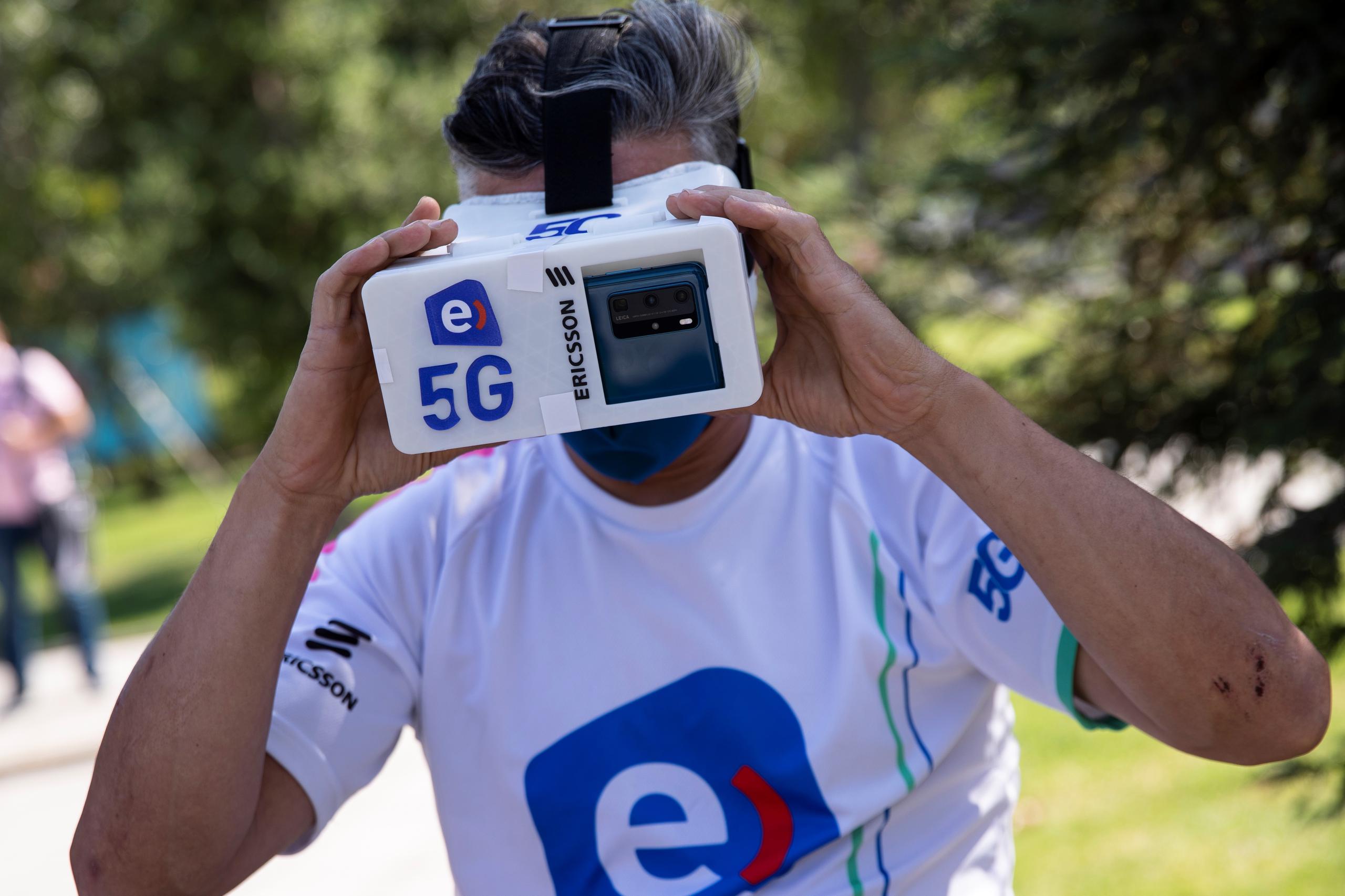 Un ciclista se prepara para realizar una prueba de conexión a la red 5G. EFE/ Alberto Valdes/Archivo
