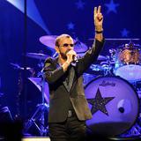 VIDEO: Ringo Starr se da tremenda caída durante presentación en vivo