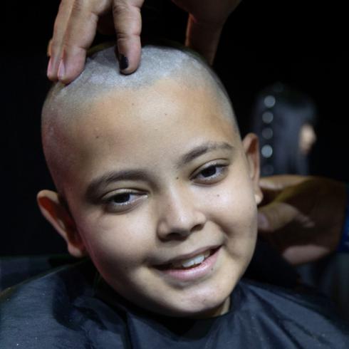 Niño boricua se rapa la cabeza y dona $200 para pacientes de cáncer