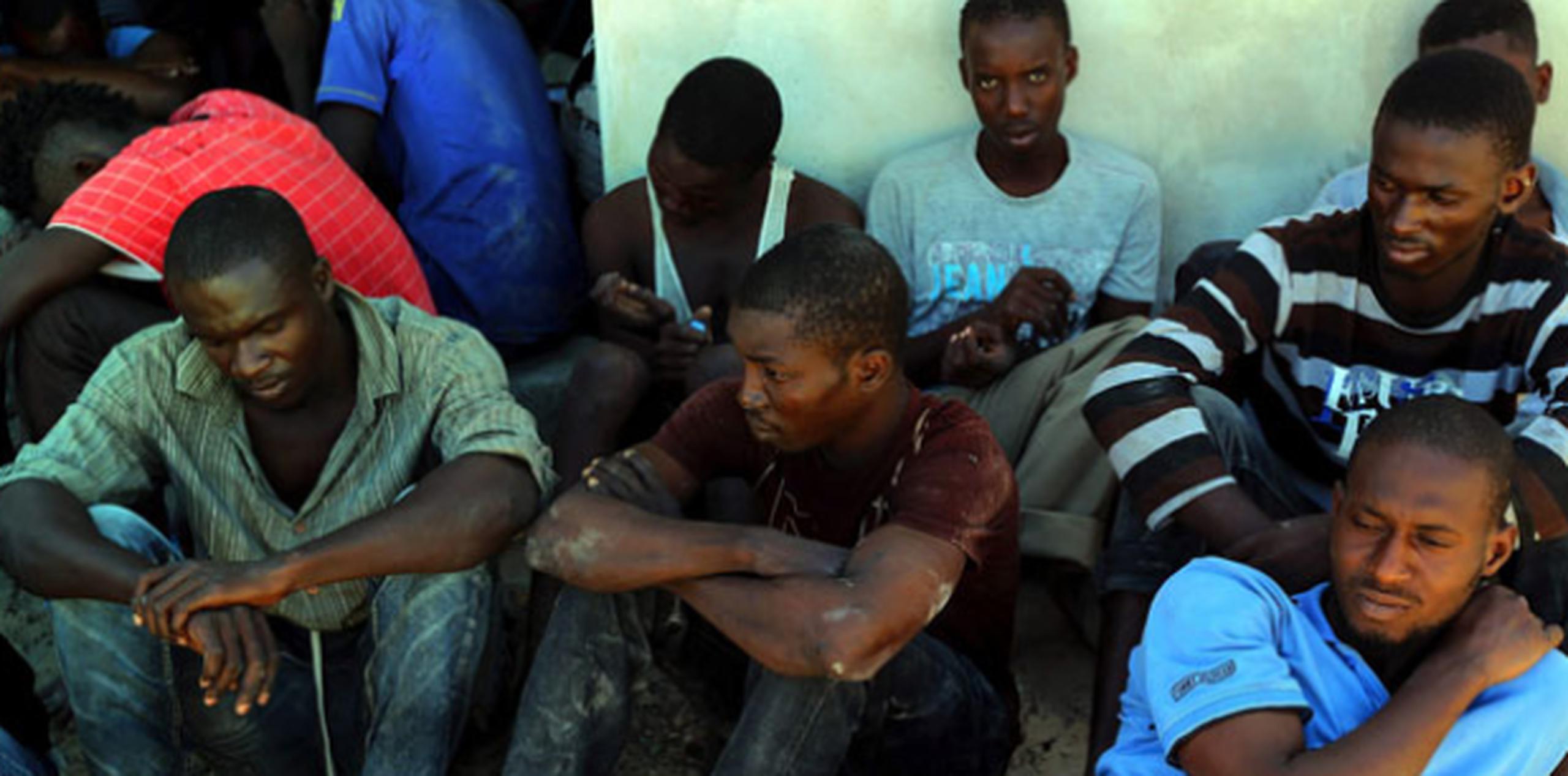 Fueron rescatados 36 migrantes africanos, incluidas tres mujeres, una de ellas embarazada. (EFE)