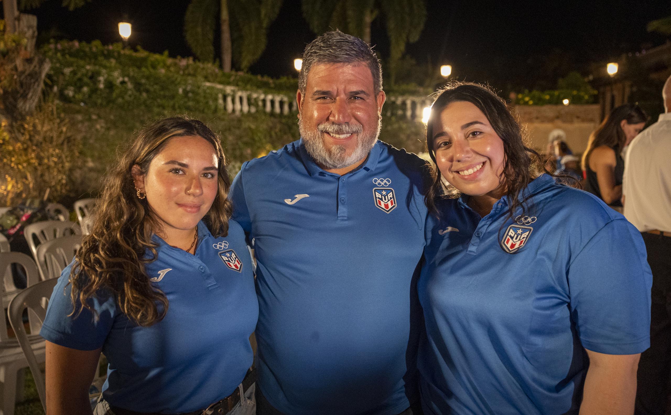 El veterano atleta de tiro, Tuto Bermúdez, se identifica con lo joven que es la delegación de Puerto Rico porque, de hecho, su hijas Ana y Paola, a la izquierda y derecha, respectivamente, verán acción también en los Juegos Panamericanos.