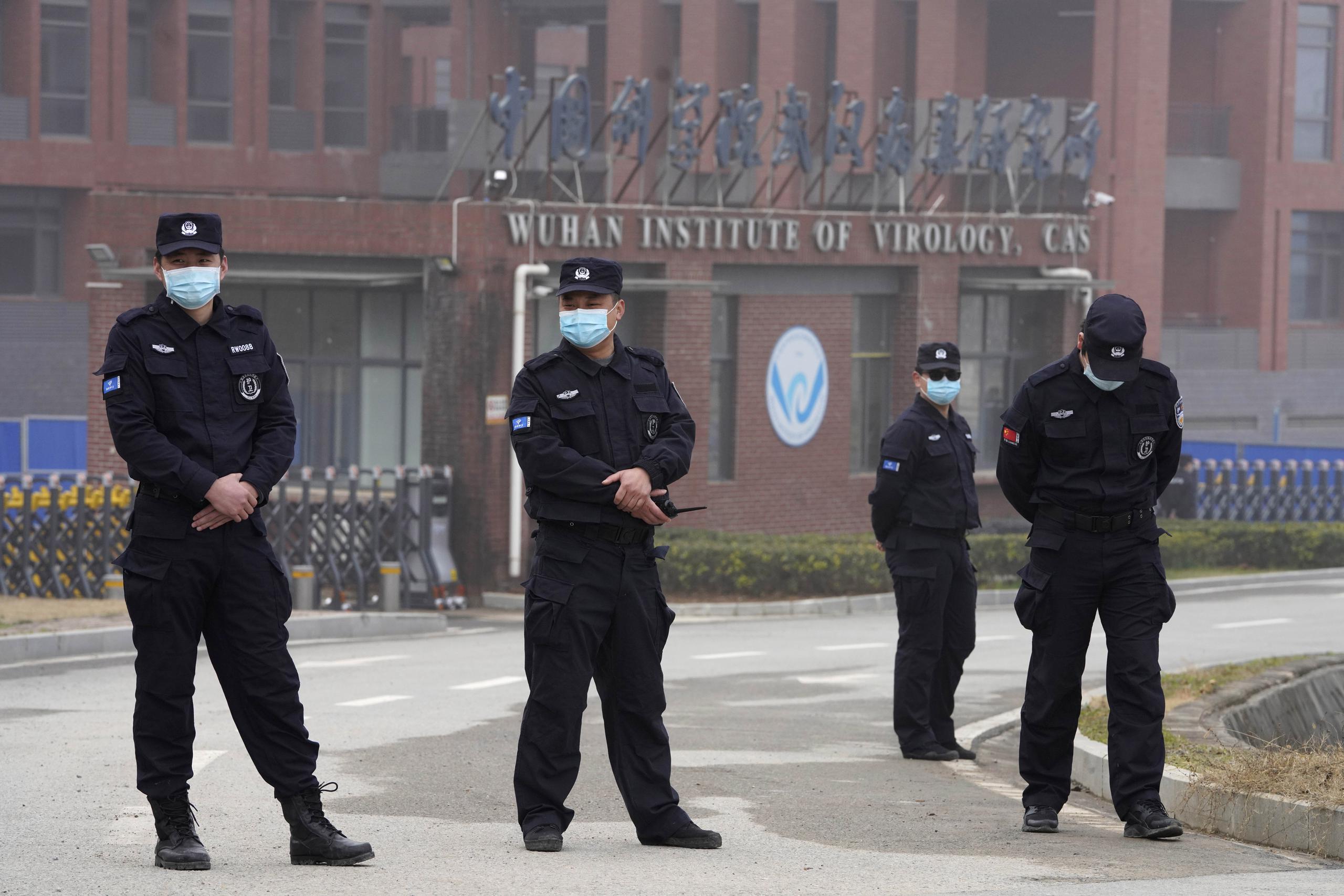 Personal de seguridad en la entrada del Instituto de Virología de Wuhan durante una visita del equipo de la Organización Mundial de la Salud el 3 de febrero de 2021.