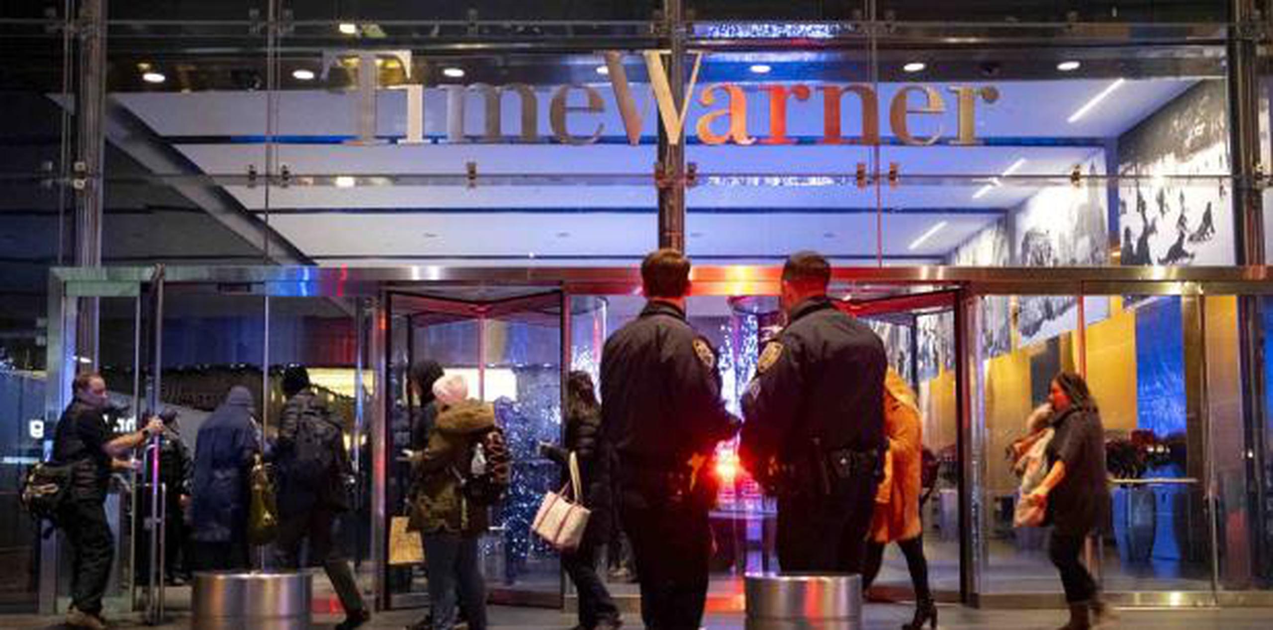 Las autoridades llegaron hasta las oficinas de CNN, ubicadas en el Time Warner Center, para investigar. (AP / Craig Ruttle)