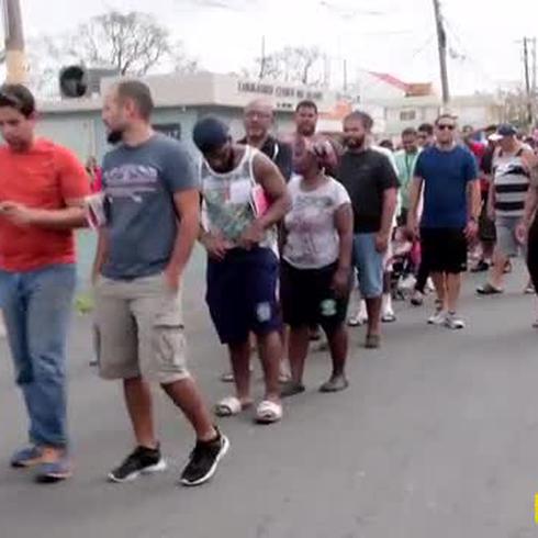 Largas filas para comprar hielo y gasolina en Río Grande