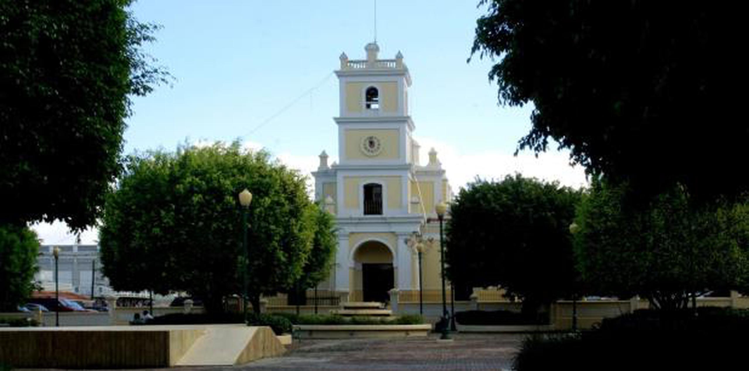 Durante las labores de reconstrucción de la Plaza Ramón Frade en el 2016, se detectaron los cimientos de un muro construido de canto rodado y cemento primitivo ubicado frente al atrio principal de la Iglesia Nuestra Señora de la Asunción. (Archivo)