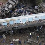 Acusan a jefe de estación por choque de trenes en Grecia