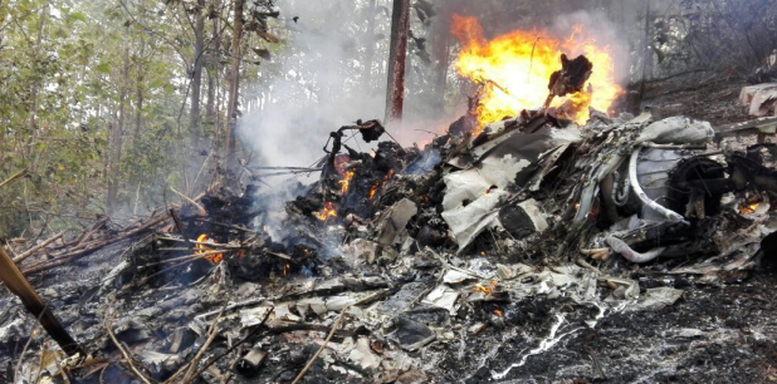 Los técnicos forenses recuperaron los cadáveres del lugar boscoso donde cayó el aparato el avión. (AP)
