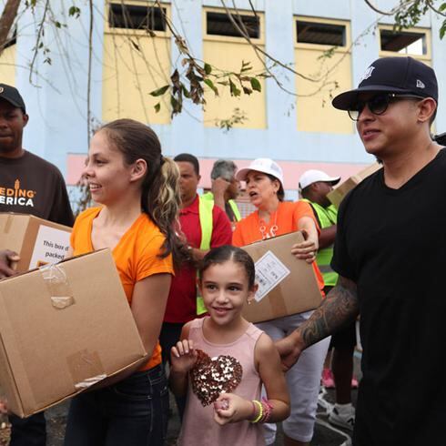 Daddy Yankee visita el Banco de Alimentos en Toa Baja