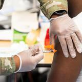 Estados Unidos recupera los centros de vacunación masivos ante el avance de Ómicron