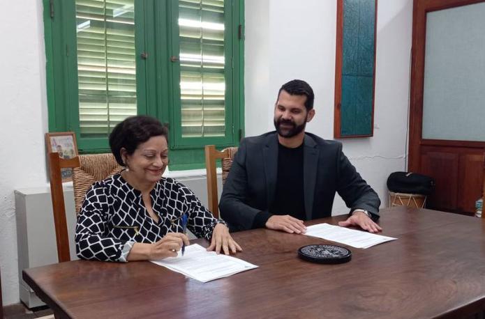 La rectora interina del CEAPRC, Wanda Marrero Velázquez, y el director ejecutivo del ICP, Carlos Ruiz Cortés, firmaron el pacto.