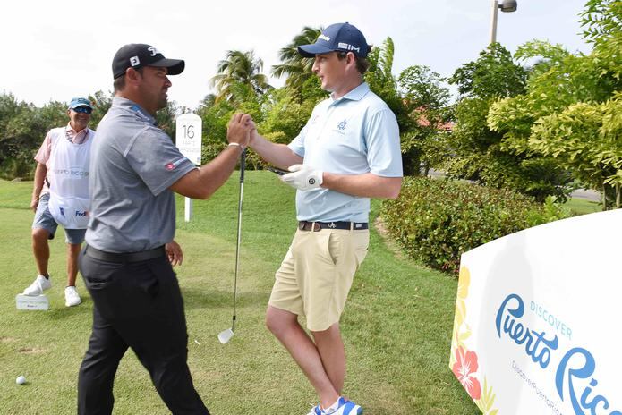El golfista boricua Rafa Campos saluda al campeón de la pasada edición Martin Trainer.