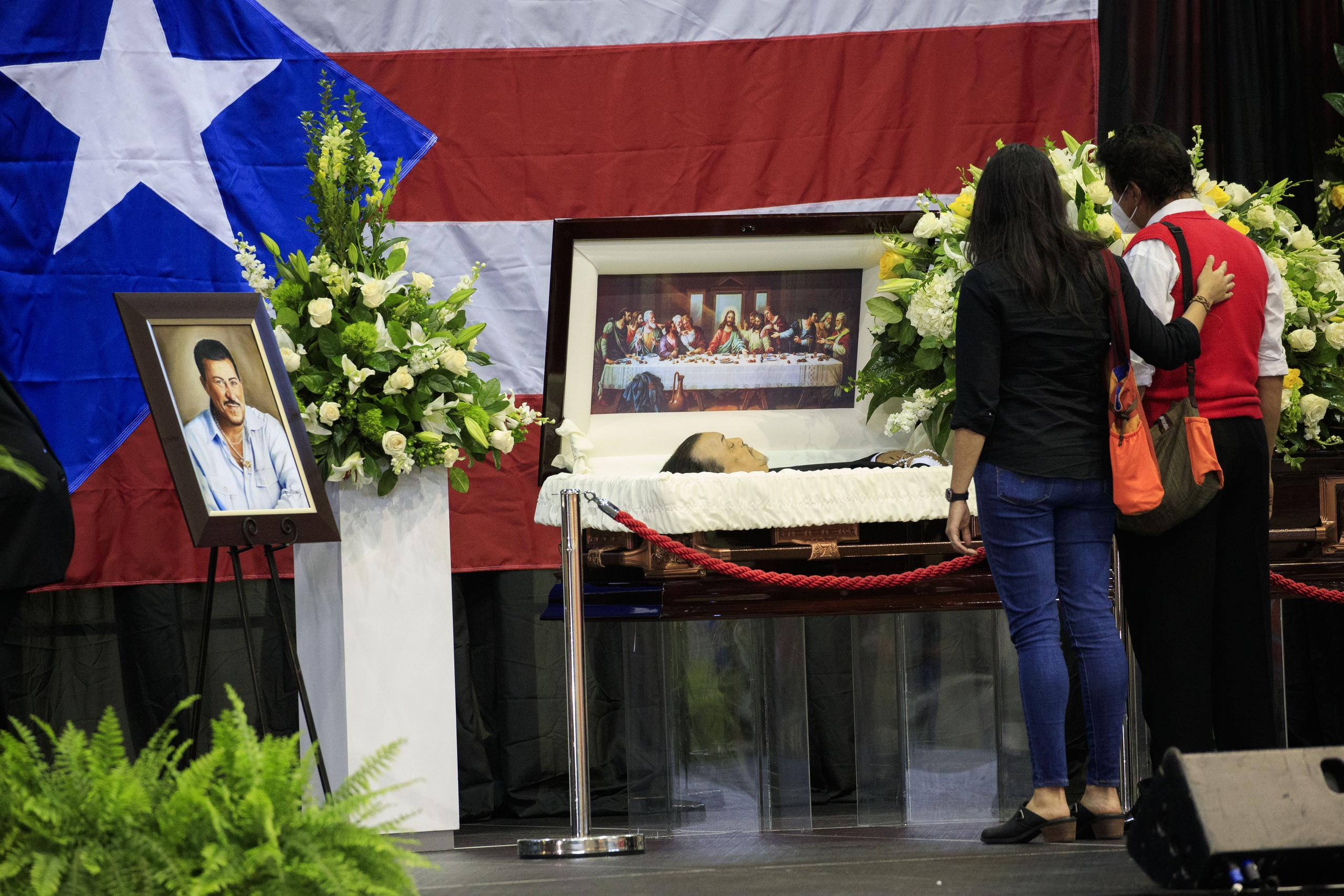 Una bandera de Puerto Rico sirvió de fondo en la tarima donde se ubicó el féretro.