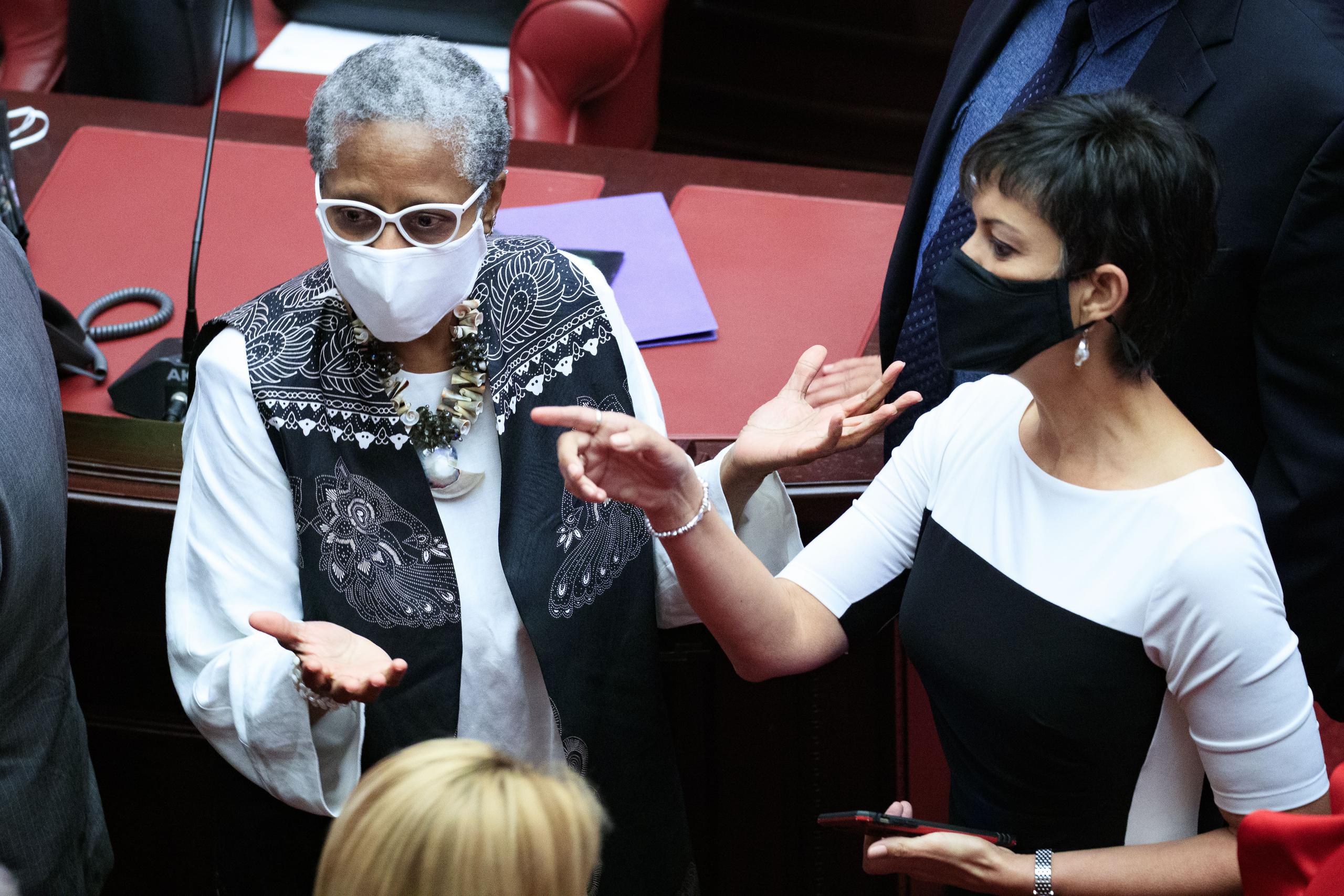 Las senadoras Ana Irma Rivera Lassén, de MVC, y María de Lourdes Santiago, del PIP, respaldaron el proyecto que modifica el Código Penal para que los feminicidios y transfeminicidiso sean vistos como asesinato en primer grado.