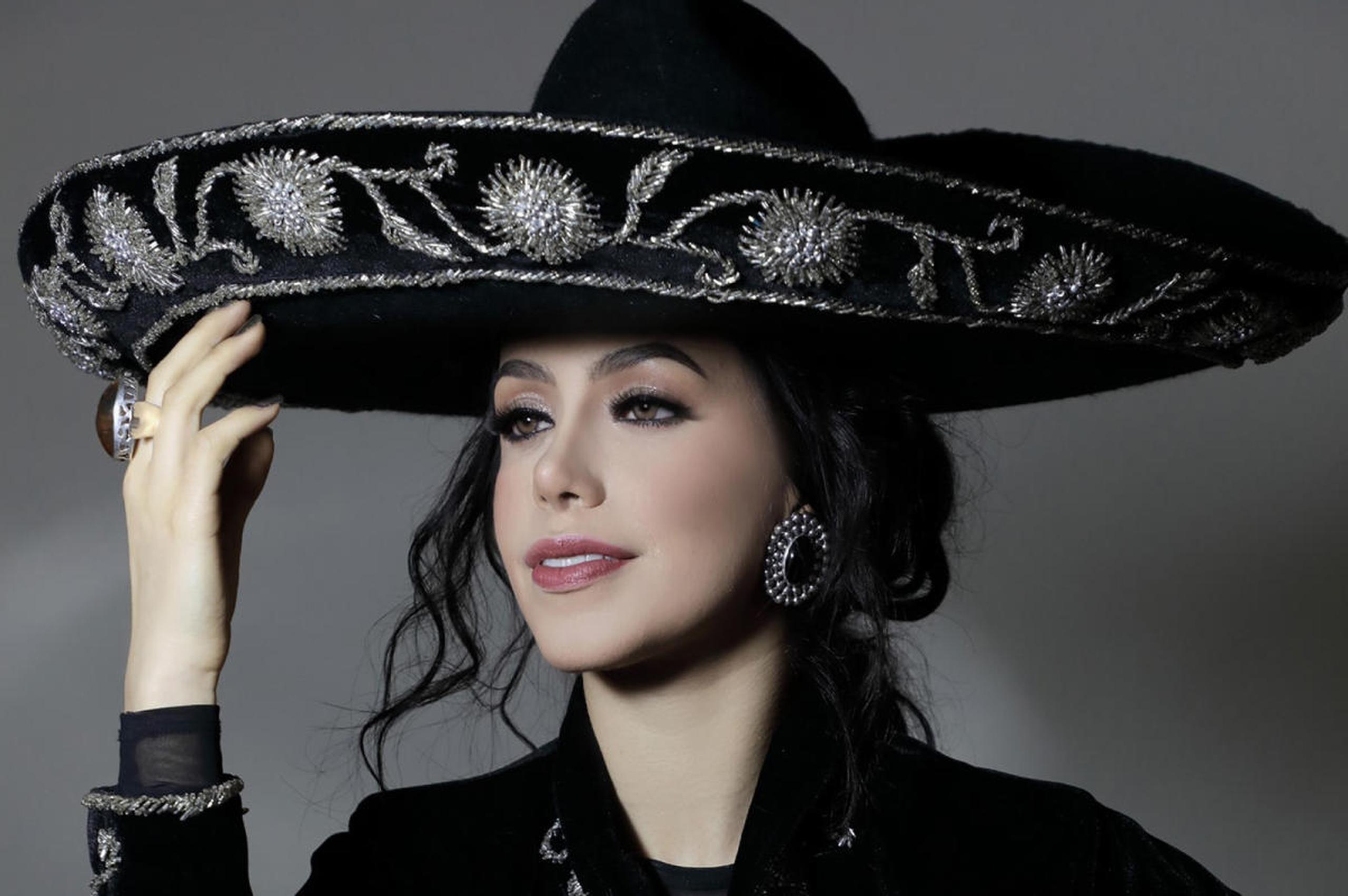 Yrma Lydya, cantante mexicana, asesinada por su esposo en un restaurante de México.