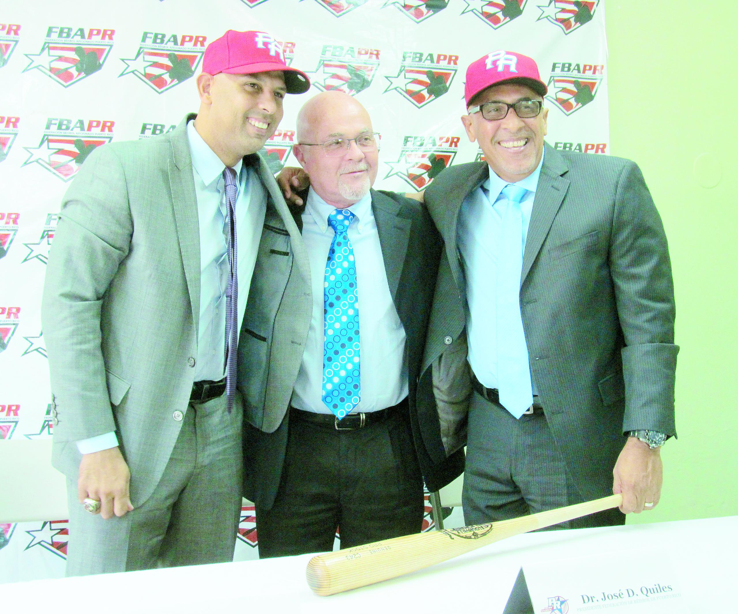 Alex Cora, a la izquierda junto a José Quiles, al centro, y Edwin Rodríguez, ya tiene en su resumé fue el gerente general del Team Rubio en la edición del 2017 del Clásico Mundial de Béisbol.
