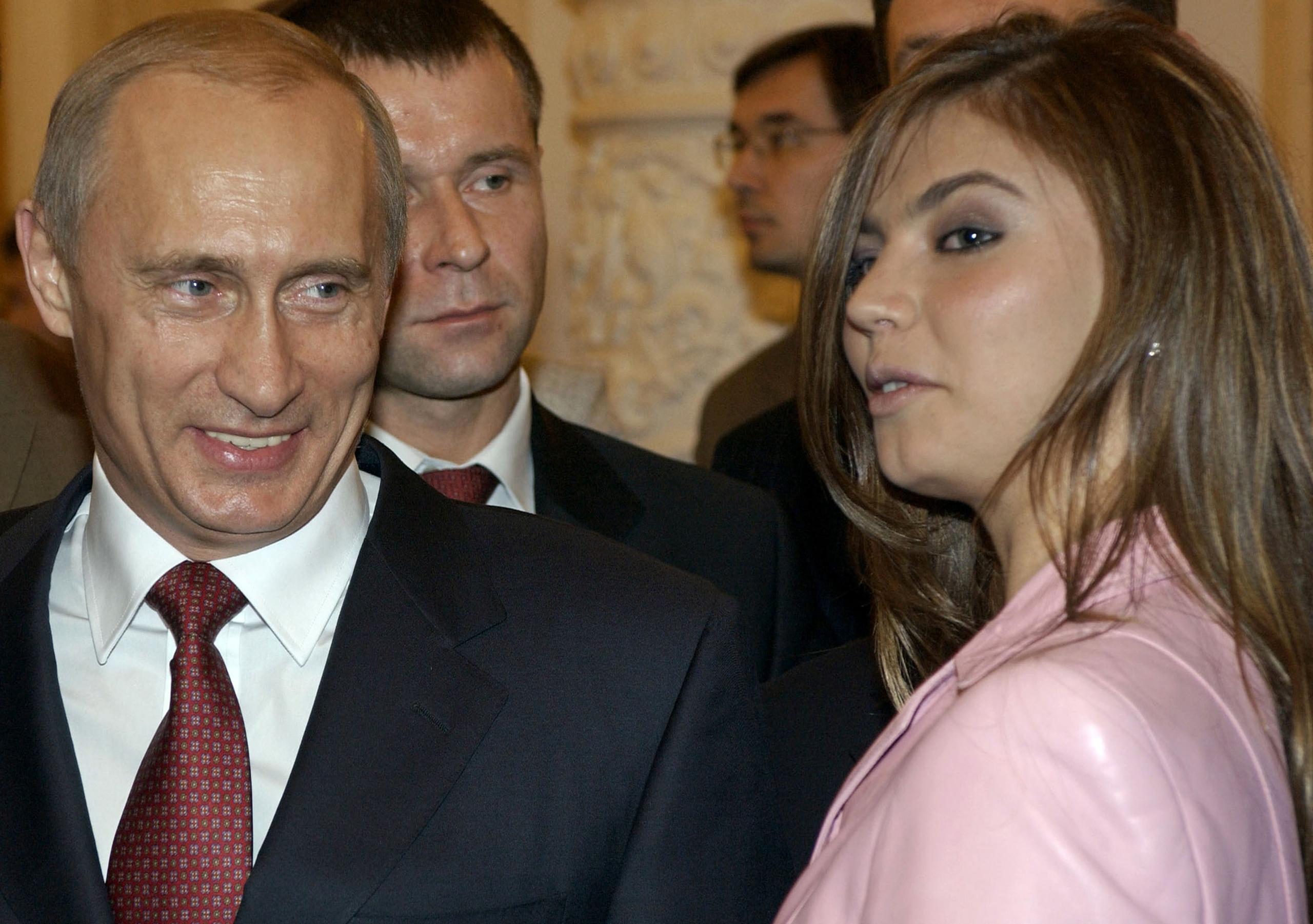 El llamamiento describe a Kabaeva como la “esposa favorita del delirante dictador y criminal de guerra Putin” y urge a que dicha mujer deje con inmediatez el país montañoso.