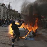 Choque frontal entre policías y manifestantes radicales en Francia