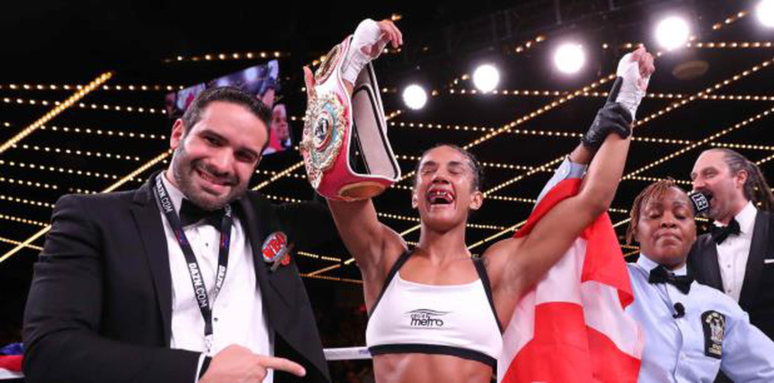 Amanda Serrano ahora es la primera persona en ganar títulos mundiales en siete categorías de peso en el boxeo profesional. (Suministrada)