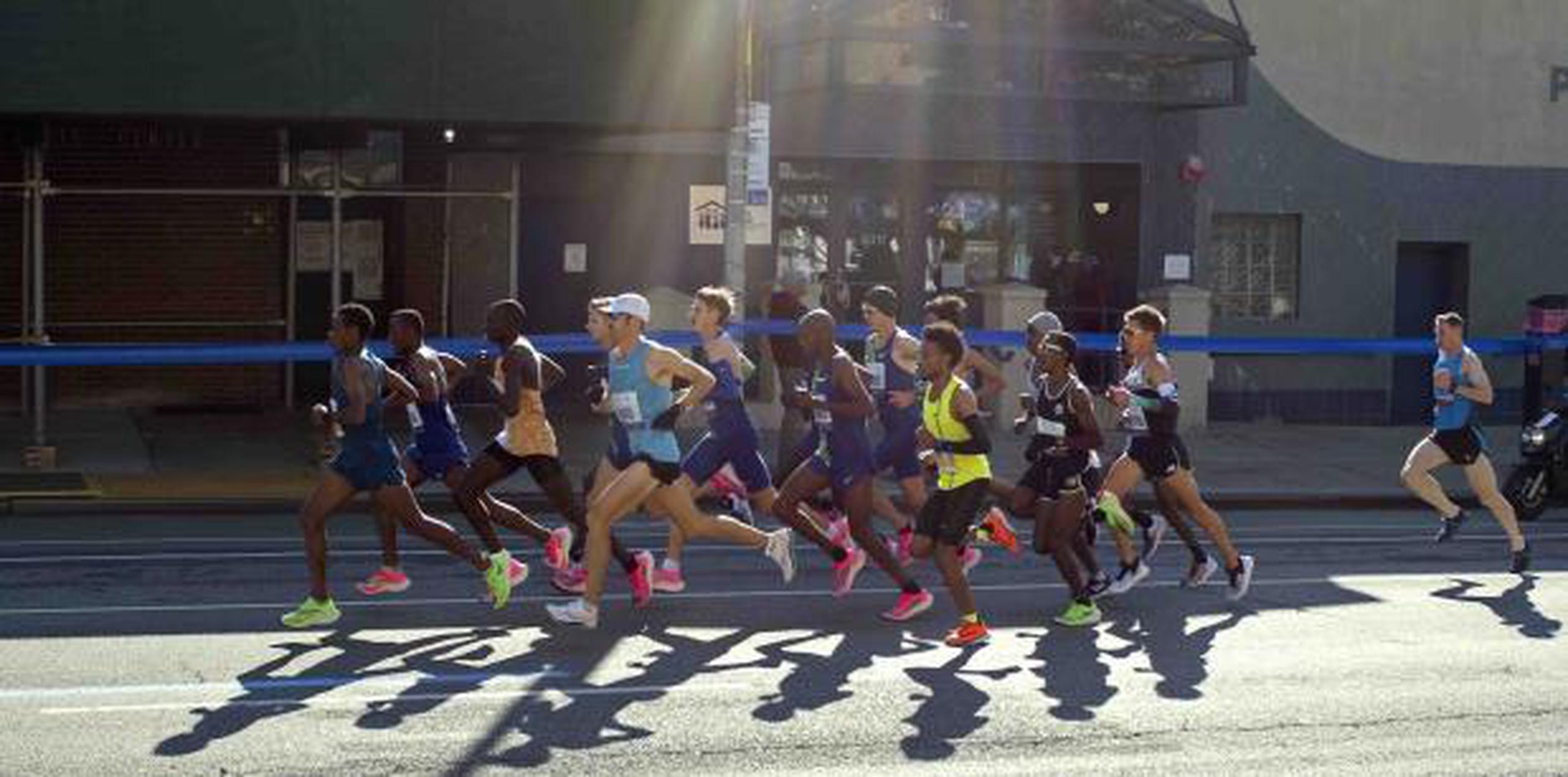 Los organizadores esperaban que unos 52,000 corredores completasen el maratón, luego que el año pasado un récord mundial de 52,813 cruzaron la meta. (AP)