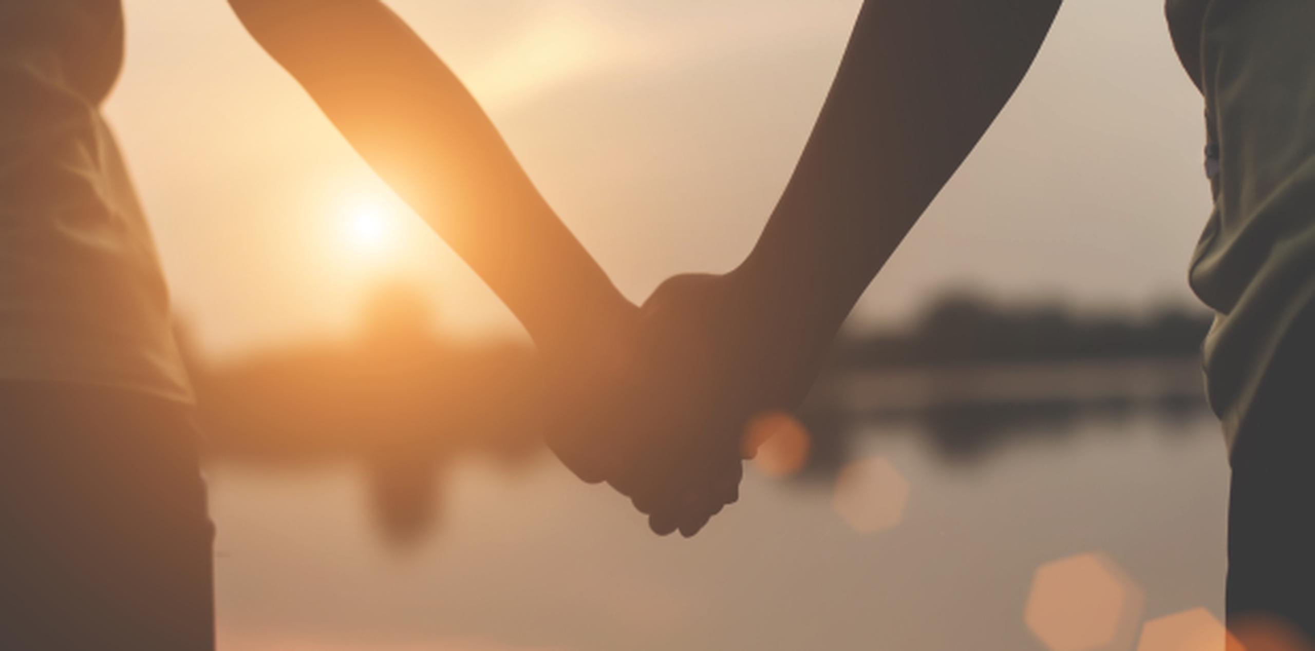 “Nunca los comentarios nos hicieron dudar de la relación. Otras 20 situaciones sí nos hicieron frenar y coger una pausa en la relación específicamente en los años de noviazgo, pero ninguna de las veces fue por esa razón”. (Shutterstock)