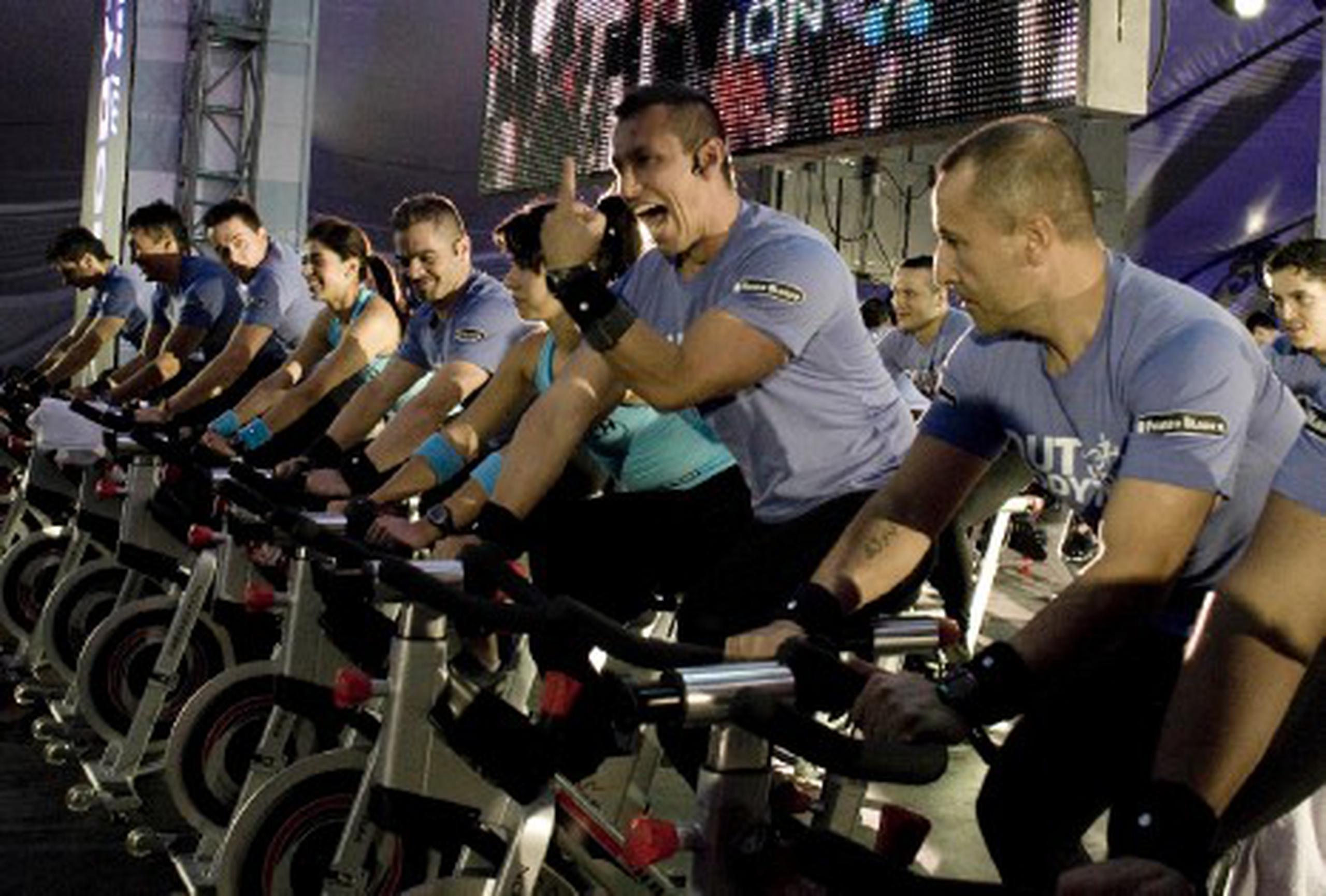 Colombianos llegan en bicicletas estacionarias al Guinness