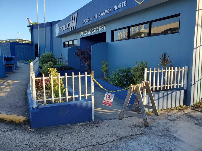 El cuartel de Bayamón Norte permaneció cerrado con un solo agente que refería a los ciudadanos a la Policía Municipal de Bayamón.