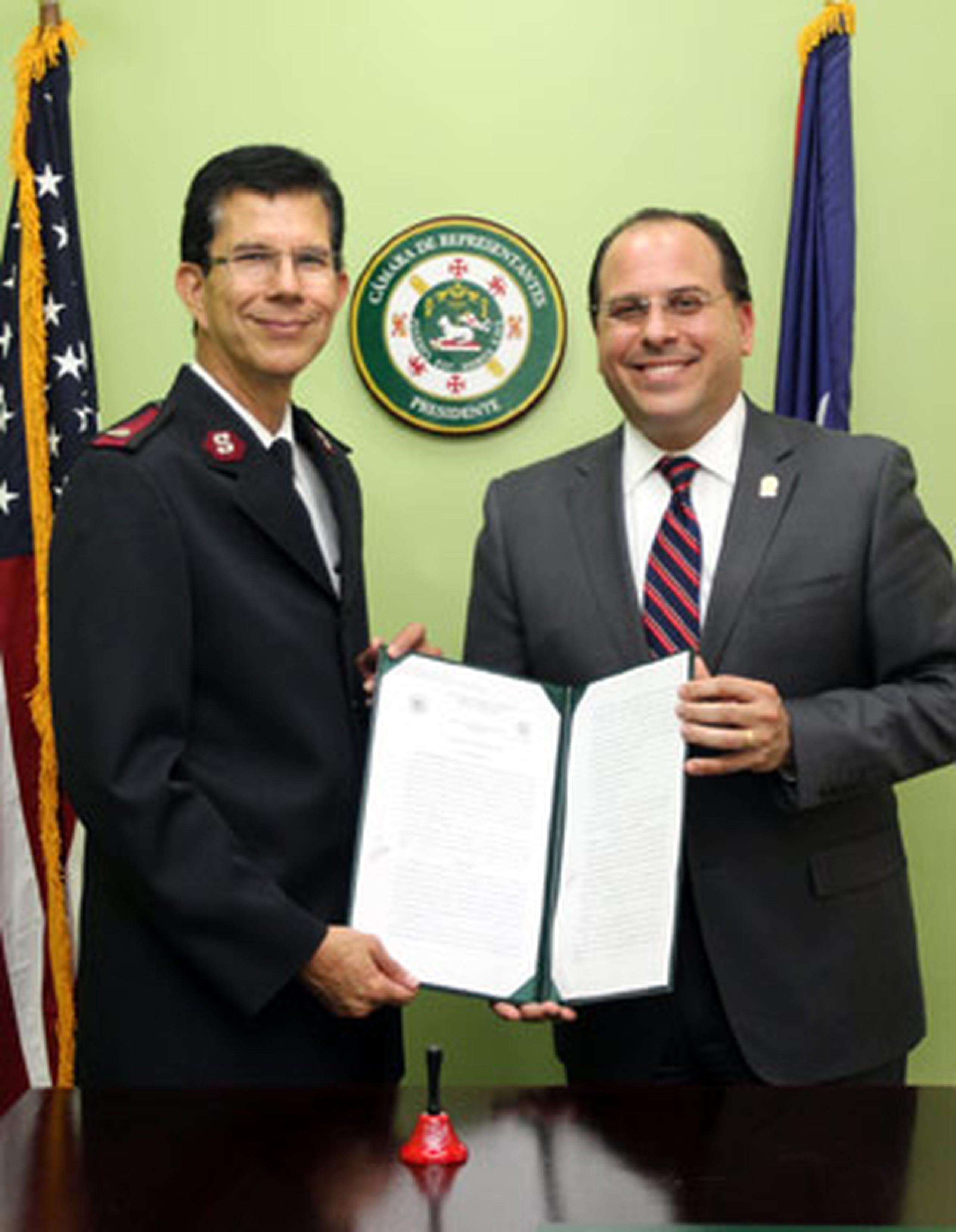 El mayor Jorge L. Marzán, comandante divisional del Salvation Army en Puerto Rico, agradeció el apoyo del presidente de la Cámara Jaime Perelló. (Suministrada)